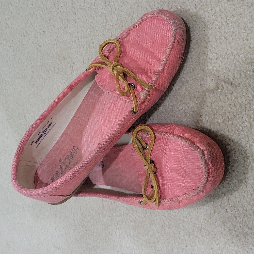 Pink Minnetonka Canvas Moccassions Size 9.5 - Picture 1 of 5